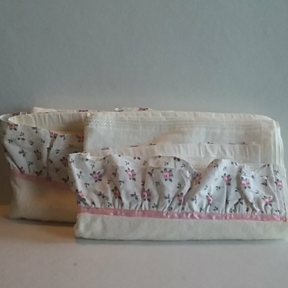 NWOT Pair of 100% Cotton Bath Towels